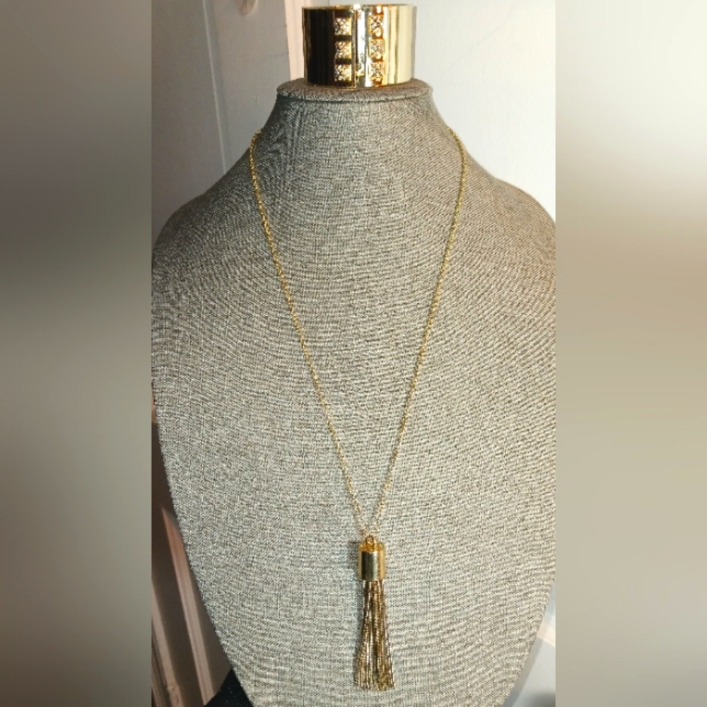 Victoria's Secret Jewelry Set. Gold-tone. Bracelet & Necklace